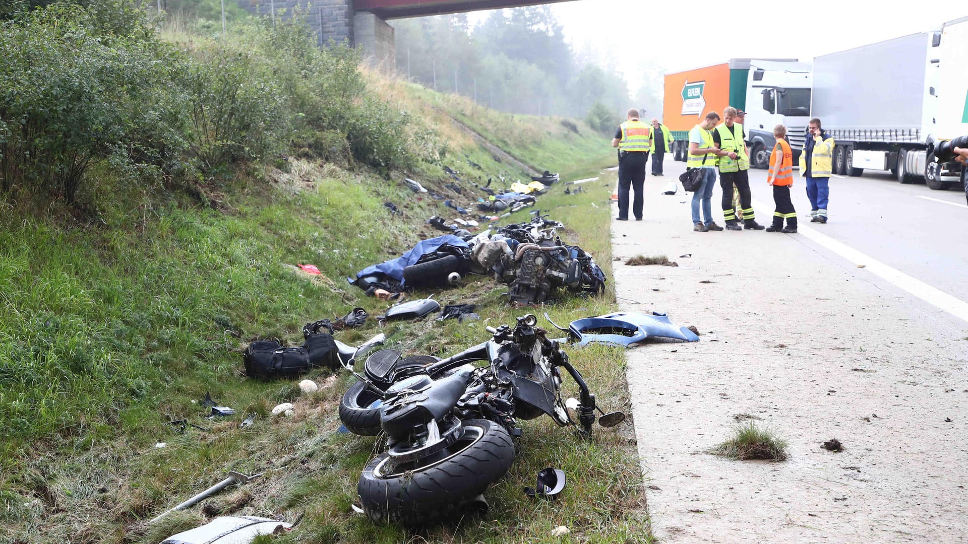 Ein Kleinlaster war zwischen Bad Lobenstein und Schleiz in eine Gruppe aus drei Motorrädern gefahren.