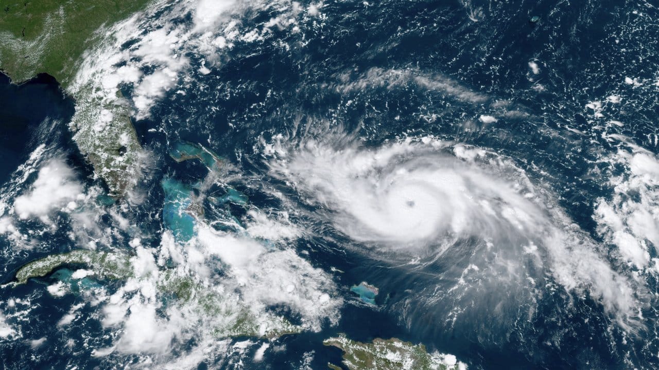 Das von der "National Oceanic and Atmospheric Administration" (NOAA) zur Verfügung gestellte Satellitenbild zeigt Hurrikan "Dorian", der sich über offene Gewässer im Atlantik bewegt.