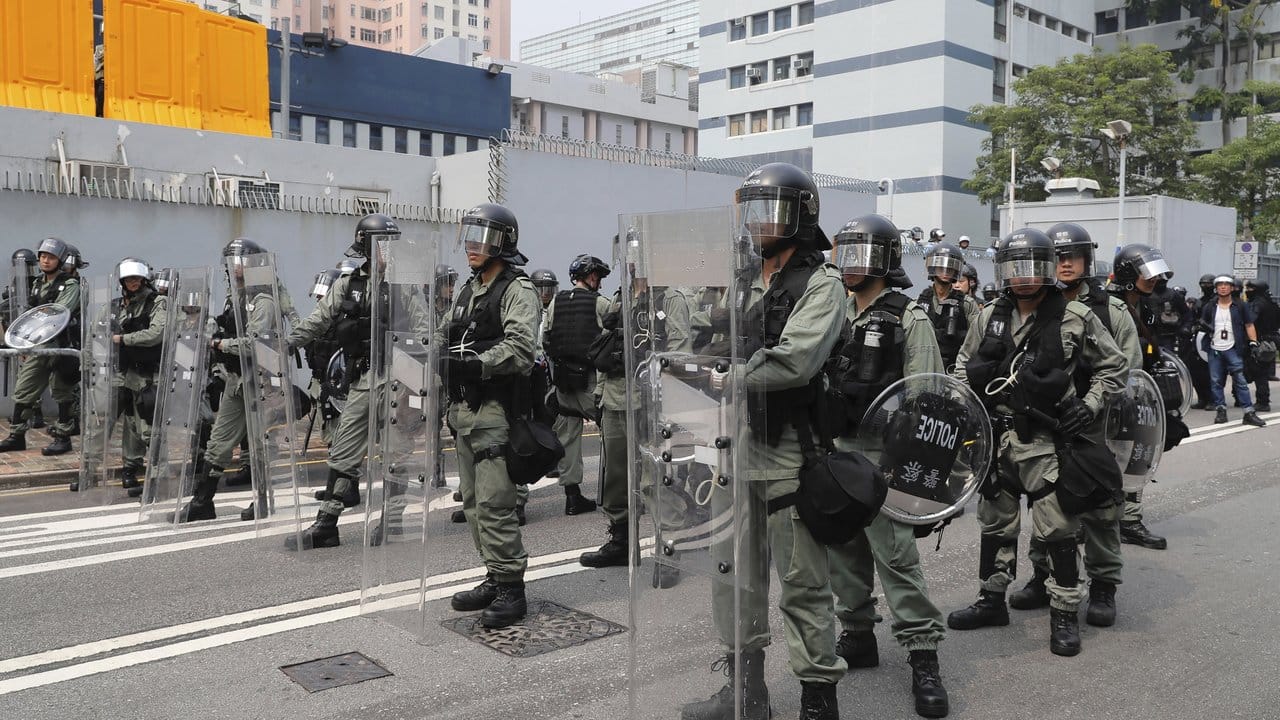 Polizisten sind in einer Straße der einstigen britischen Kronkolonie Hongkong in Stellung gegangen.