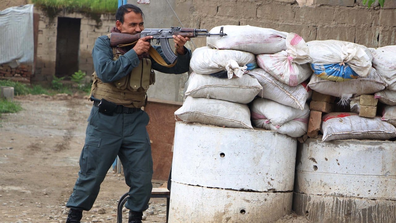 Ein Mitglied der afghanischen Streitkräfte Mitte April während einer Schießerei mit Taliban in der Provinz Kundus.
