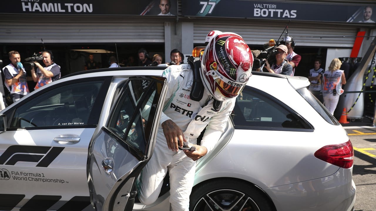 Mercedes-Pilot Lewis Hamilton steigt nach seinem Unfall aus seinem Teamwagen.