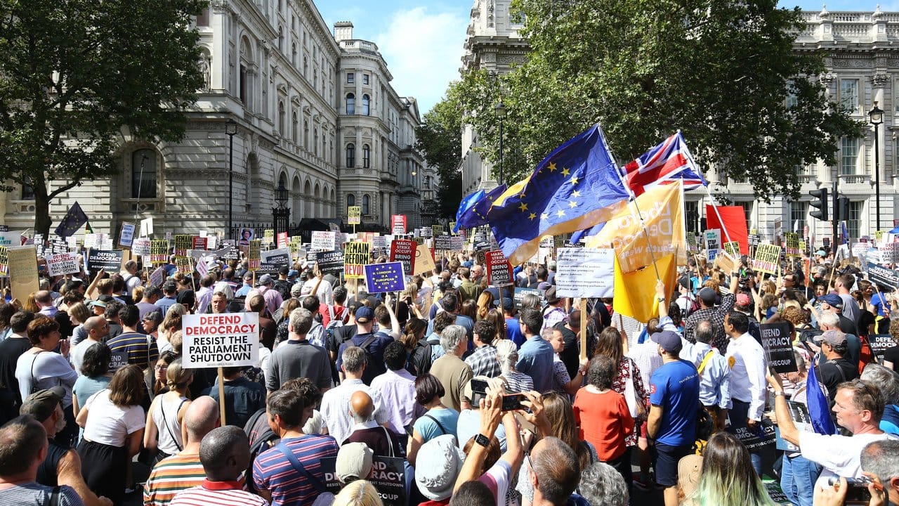 In London wird gegen die Zwangspause des britischen Parlaments demonstriert.