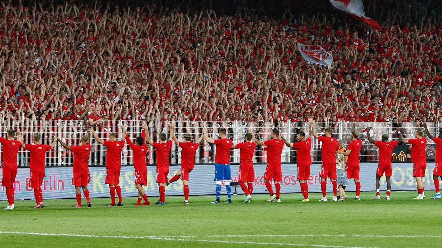 Sensation in der Alten Försterei: Aufsteiger Union Berlin hat Favorit Borussia Dortmund mit 3:1 geschlagen und den ersten Bundesligasieg der Klubgeschichte eingefahren. Die Köpenicker klettern damit auf Tabellenplatz zehn, der BVB verliert die Tabellenführung. t-online.de hat die Stimmen zum Spiel.