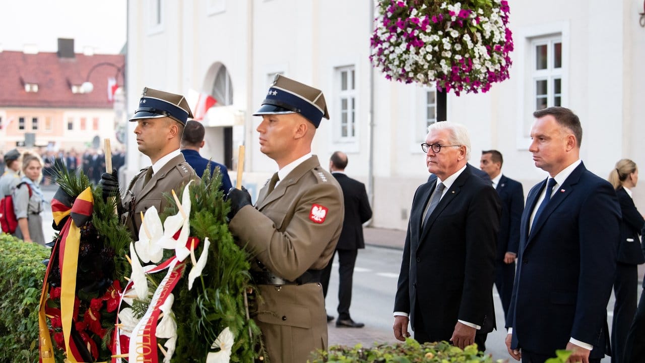 Bundespräsident Steinmeier und der polnische Präsident Duda legen am Denkmal für die zivilen Opfer der Bombardierung der Stadt Wielun einen Kranz nieder.