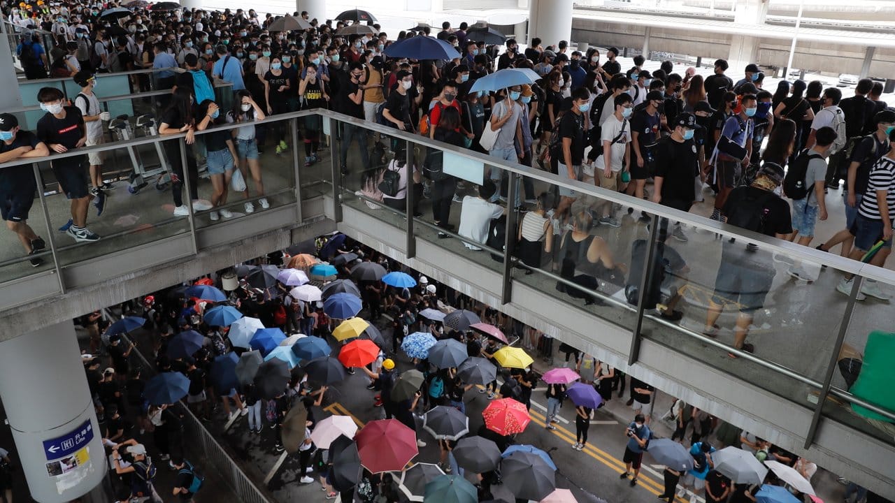 Prodemokratische Demonstranten versammeln sich vor dem Flughafen von Hongkong.