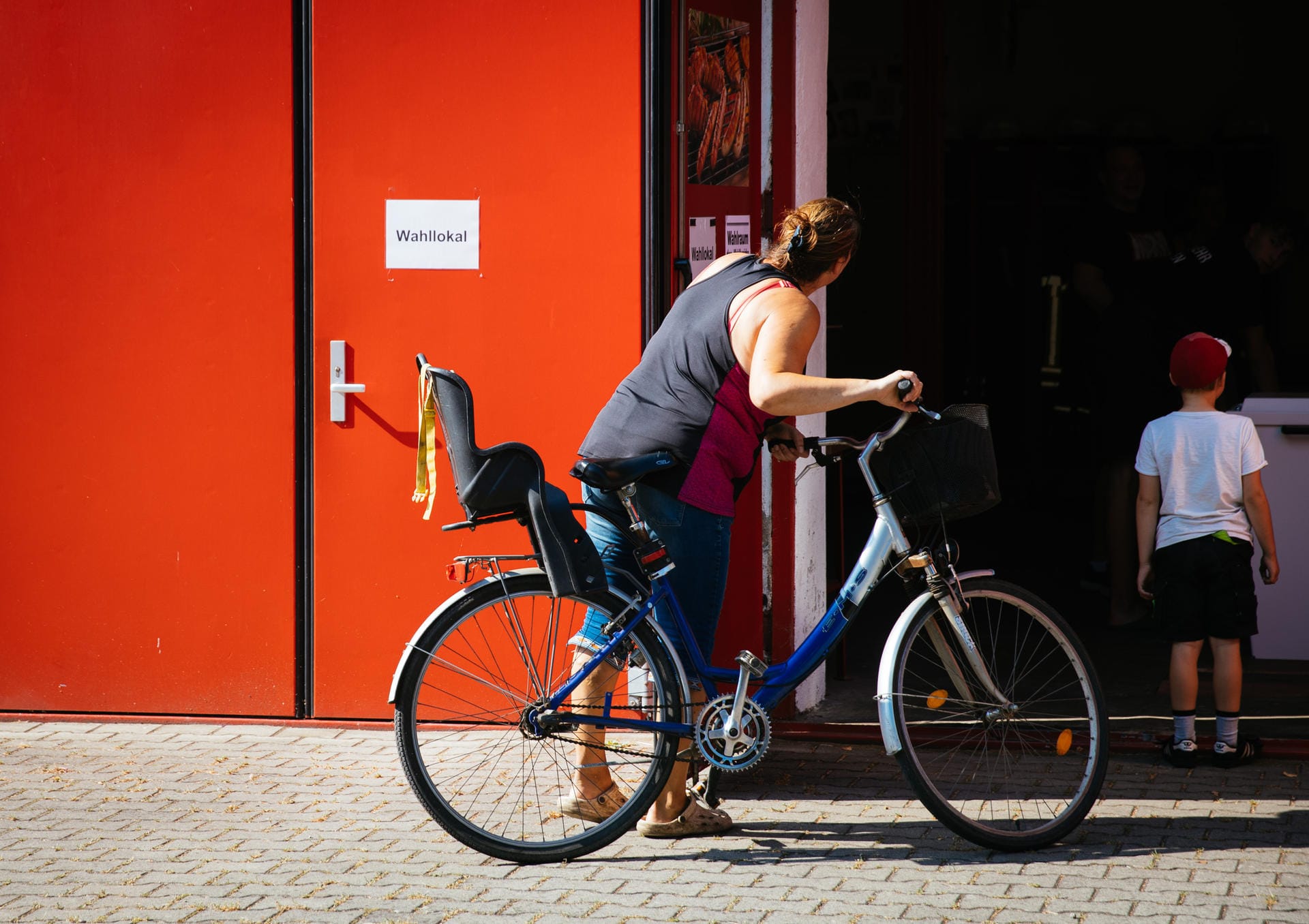 Eine Frau mit einem Fahrrad schaut in das Wahllokal, wo auch der Brandenburger CDU-Spitzenkandidat Senftleben seine Stimme abgeben will: Senftleben würde Woidke gerne ablösen – und wäre grundsätzlich auch für ungewöhnliche Koalitionen offen. Eine Zusammenarbeit mit der AfD schloss er aber aus.