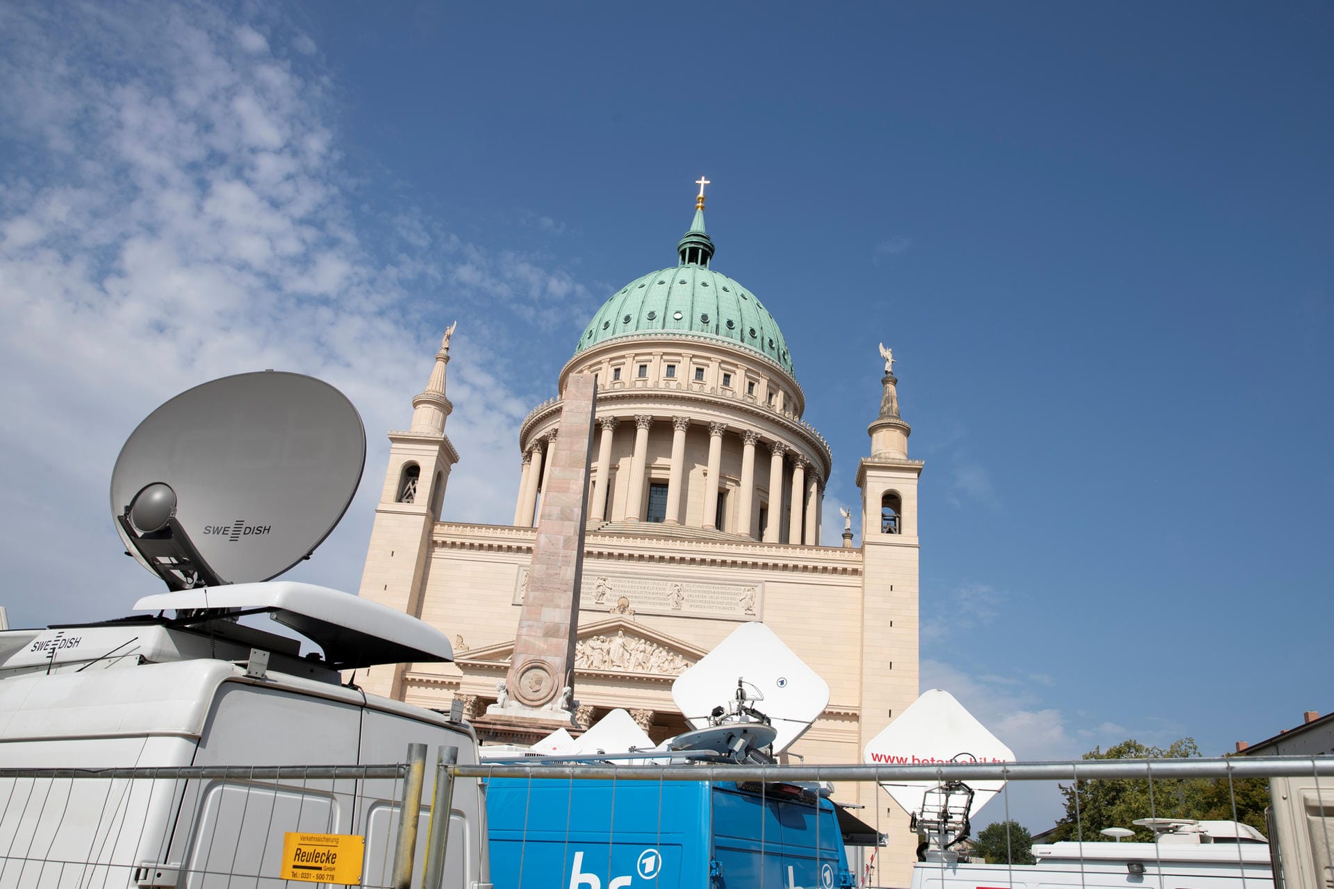 Vor der Nikolaikirche in Potsdam parken die Übertragungswagen verschiedener Sender: Die Landtagswahlen in den beiden Bundesländern werden mit besonderer Aufmerksamkeit verfolgt – denn sie haben auch eine bundespolitische Bedeutung.