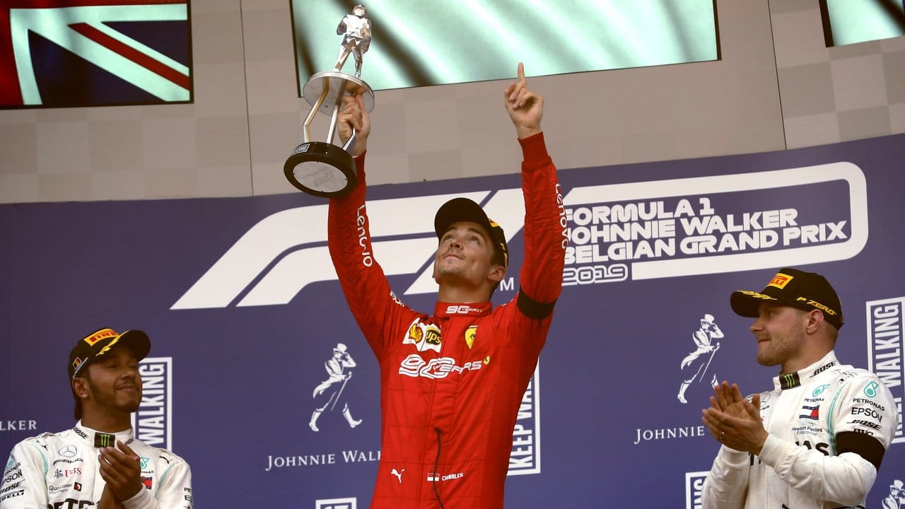 Charles Leclerc (M) mit dem Zweitplatzierten Lewis Hamilton (l) und dem Drittplatzierten Valtteri Bottas. Charles Leclerc (M) mit dem Zweitplatzierten Lewis Hamilton (l) und dem Drittplatzierten Valtteri Bottas.