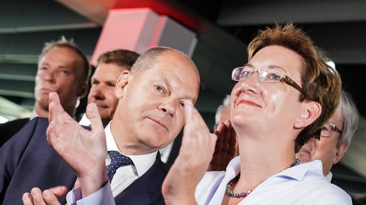Bundesfinanzminister Olaf Scholz und Landtagsabgeordnete Klara Geywitz verfolgen auf der SPD-Wahlparty die Bekanntgabe erster Ergebnisse. Bundesfinanzminister Olaf Scholz und Landtagsabgeordnete Klara Geywitz verfolgen auf der SPD-Wahlparty die Bekanntgabe erster Ergebnisse.