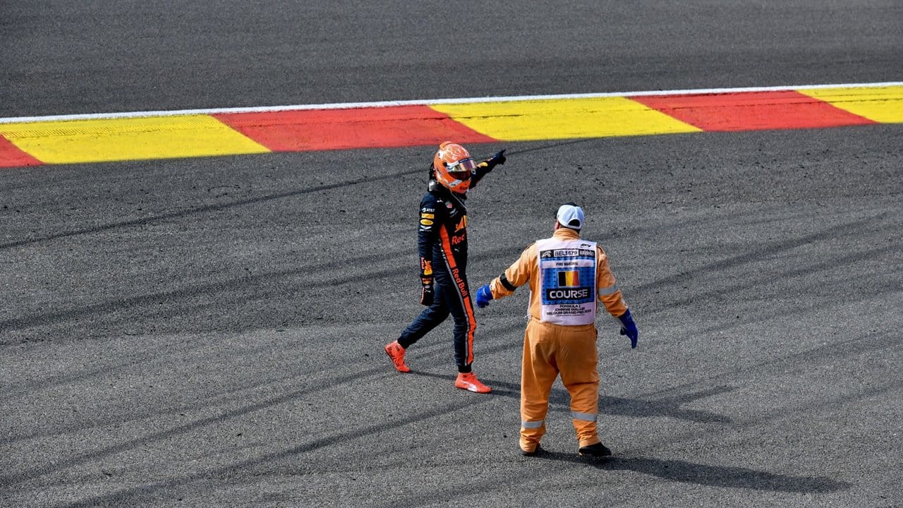Max Verstappen (l) wütet nach seinem Aus in der ersten Runde. Max Verstappen (l) wütet nach seinem Aus in der ersten Runde.