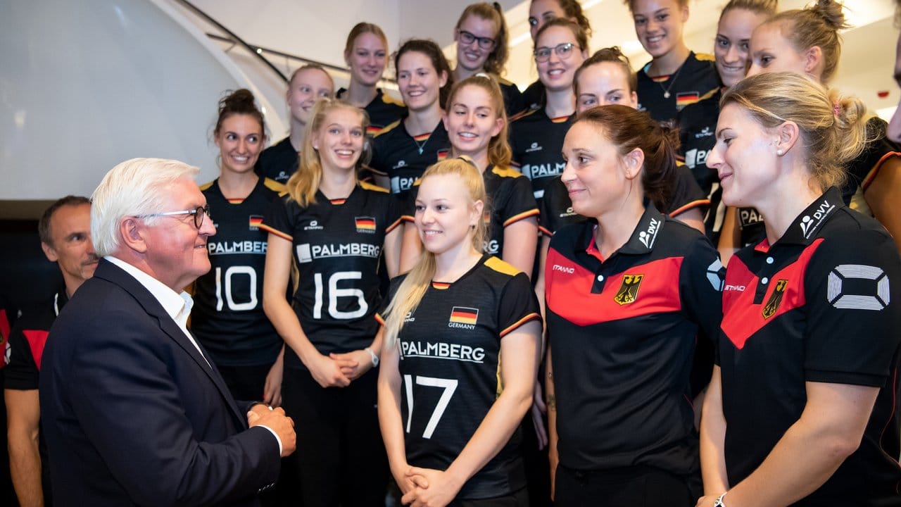 Bundespräsident Frank-Walter Steinmeier hat die deutsche Volleyball-Nationalmannschaft zuvor im Hotel besucht.