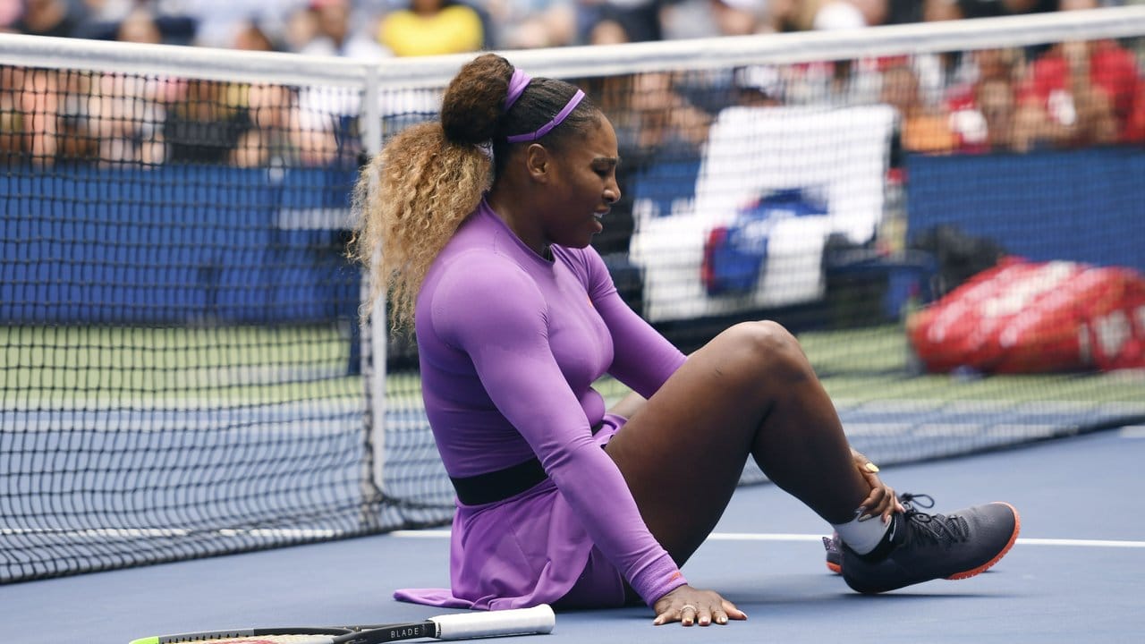 Serena Williams musste sich zu Anfang des zweiten Satzes nach einer Verletzung behandeln lassen.