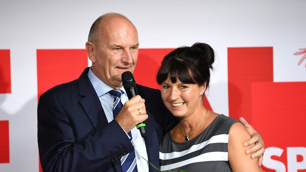 Dietmar Woidke umarmt seine Frau Susanne bei einer Ansprache auf der SPD-Wahlparty.