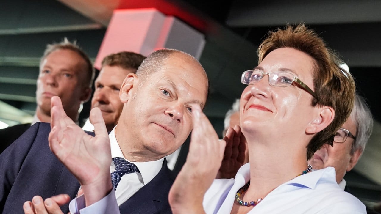 Bundesfinanzminister Olaf Scholz und Landtagsabgeordnete Klara Geywitz verfolgen auf der SPD-Wahlparty die Bekanntgabe erster Ergebnisse.
