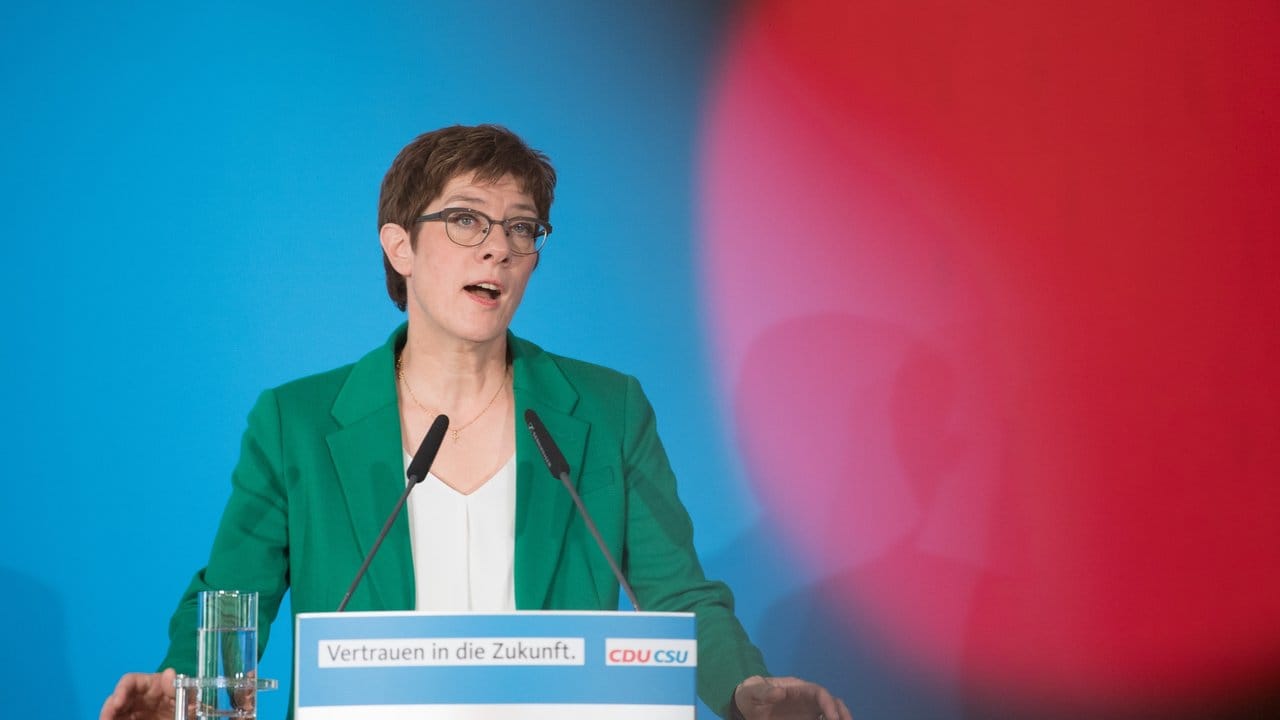 CDU-Chefin Kramp-Karrenbauer schließt eine Zusammenarbeit mit der AfD nach den Landtagswahlen in Brandenburg und Sachsen weiter aus.