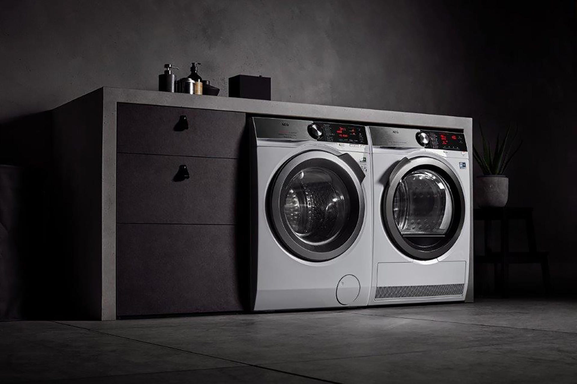 AEG verbindet seine Waschmaschine und den Trockner der 9000er Serie über eine App. Arbeitsschritte und Einstellungen werden synchronisiert.