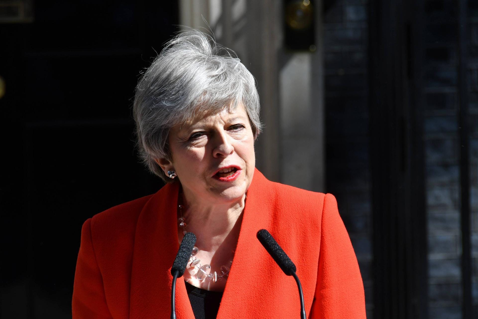24. Mai 2019: Premierministerin May kündigt ihren Rücktritt als Parteichefin der Konservativen Partei für den 7. Juni an. Es folgt ein wochenlanger parteiinterner Wahlkampf um ihre Nachfolge.