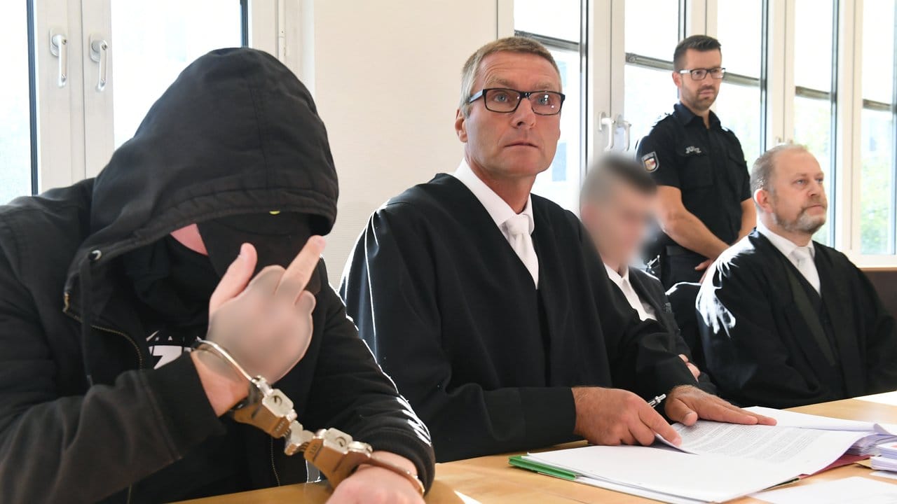 Die 19- und 21-jährigen Angeklagten im Landgericht Stralsund.