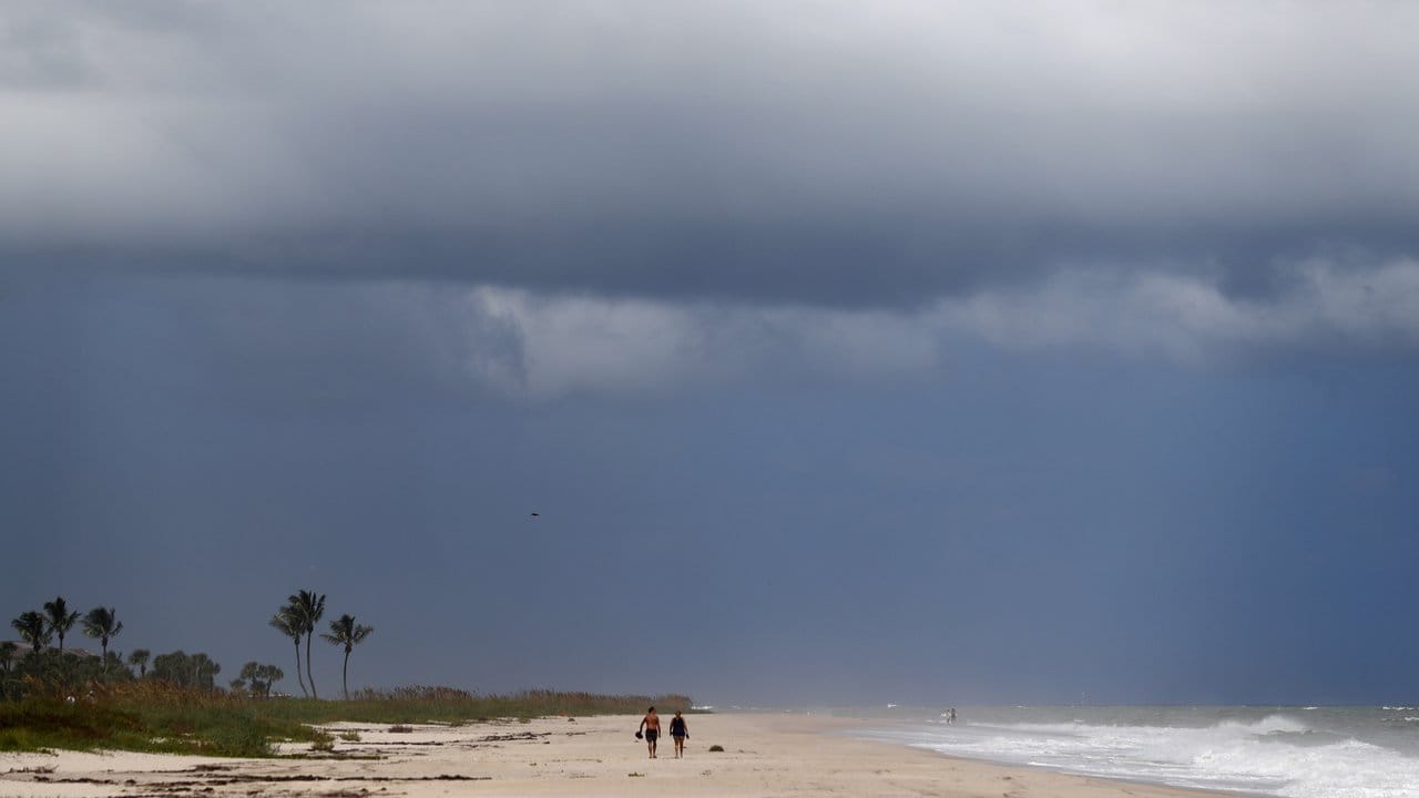 Ein leerer Strand unter einem wolkenverhangenen Himmel in Vero Beach (Florida).