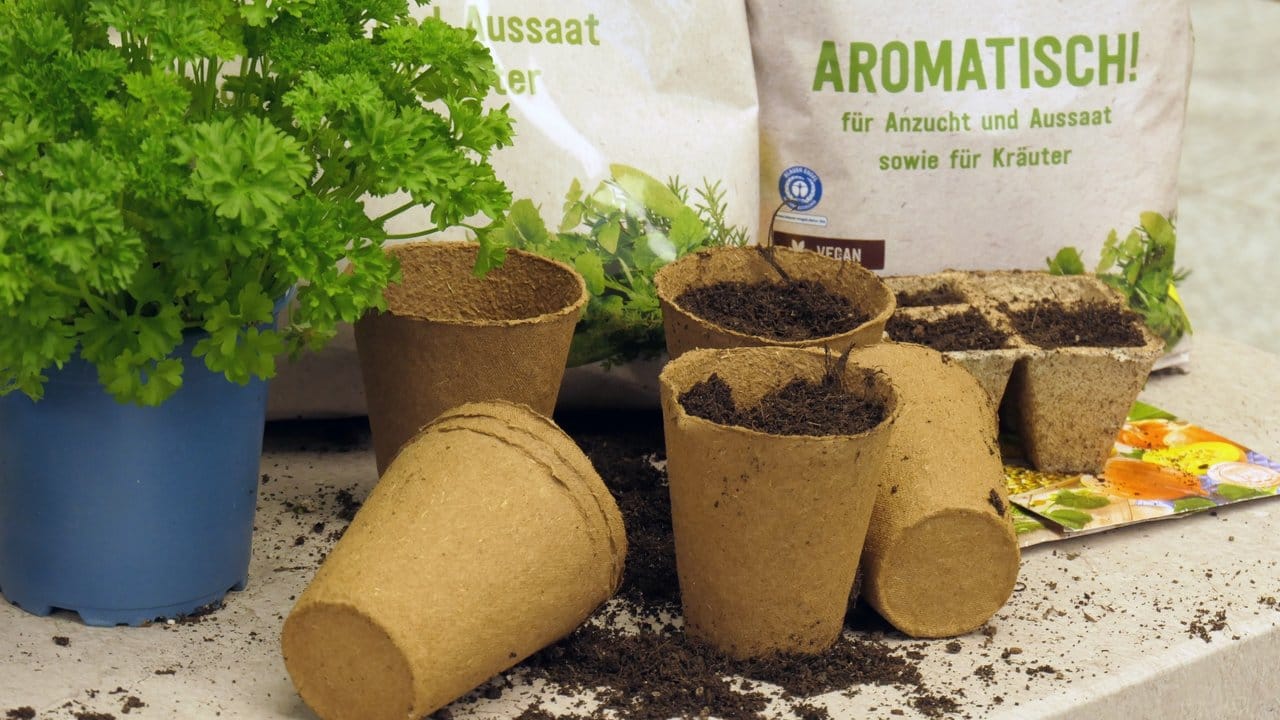 Die Verpackung von Floragards neuen Bio-Erden soll auch neue Kunden anlocken, die erst noch Hobbygärtner werden wollen. Die Verpackung von Floragards neuen Bio-Erden soll auch neue Kunden anlocken, die erst noch Hobbygärtner werden wollen.