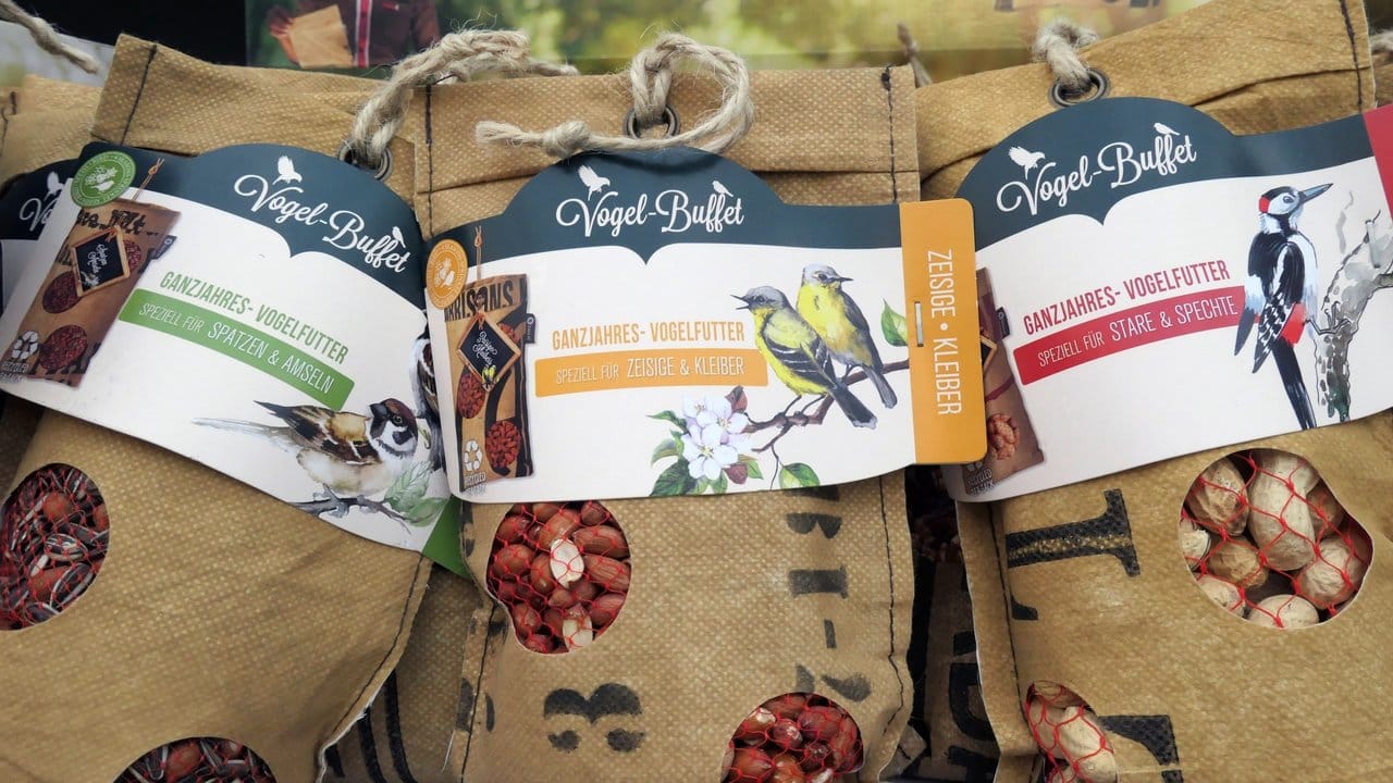 Futtermischungen für Vögel für das ganze Jahr - hier zum Beispiel von Baza auf der Messe Spoga+Gafa - finden sich zunehmend im Gartenfachhandel. Futtermischungen für Vögel für das ganze Jahr - hier zum Beispiel von Baza auf der Messe Spoga+Gafa - finden sich zunehmend im Gartenfachhandel.