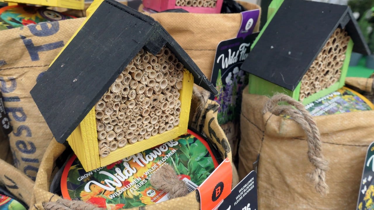 Man kauft Samen und bekommen ein Insektenhäuschen obendrauf: Das ist der Beitrag vieler Hersteller von Gartenprodukten zu einem naturnahen Garten. Man kauft Samen und bekommen ein Insektenhäuschen obendrauf: Das ist der Beitrag vieler Hersteller von Gartenprodukten zu einem naturnahen Garten.