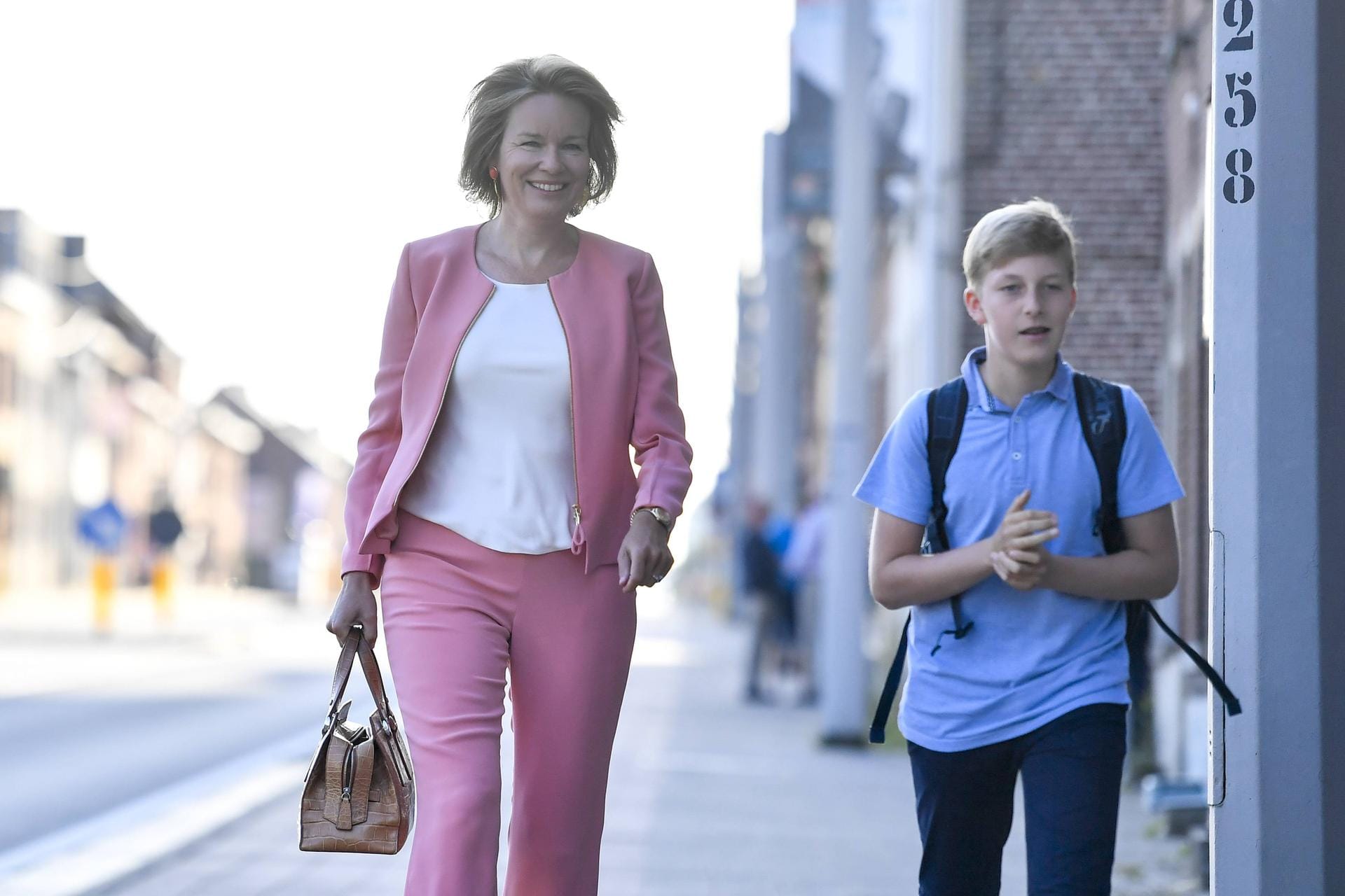 Königin Mathilde und Prinz Emmanuel auf dem Weg zur Schule.