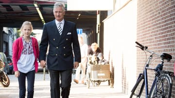 Prinzessin Eleonore und König Philippe auf dem Weg zur Schule.