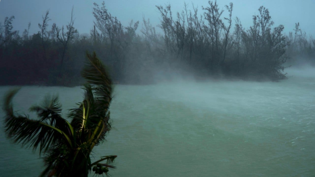 Hurrikan "Dorian" peitscht über einen Kanal in Freeport auf den Bahamas. Hurrikan "Dorian" peitscht über einen Kanal in Freeport auf den Bahamas.