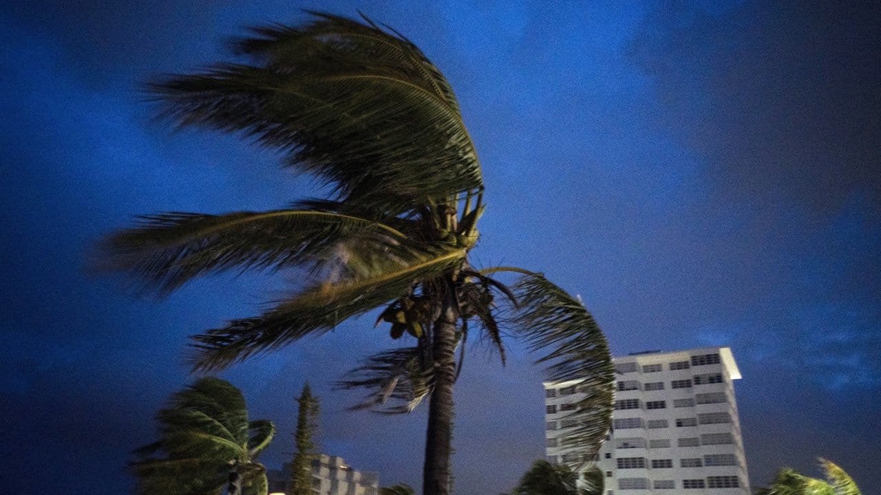 Der extrem gefährliche Hurrikan "Dorian" hat die nördlichen Bahamas erreicht. Der extrem gefährliche Hurrikan "Dorian" hat die nördlichen Bahamas erreicht.