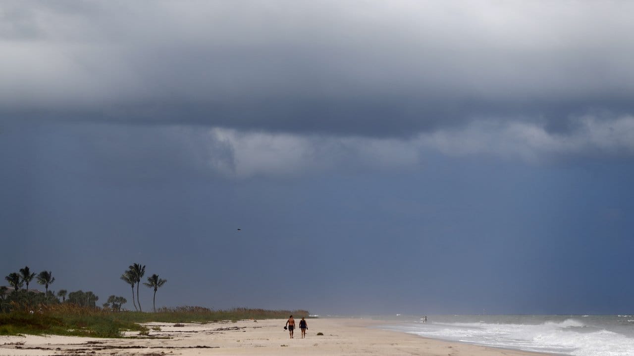 Ein leerer Strand unter einem wolkenverhangenen Himmel in Vero Beach (Florida). Ein leerer Strand unter einem wolkenverhangenen Himmel in Vero Beach (Florida).