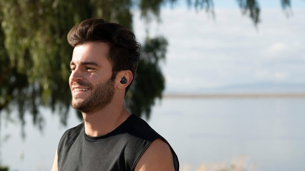 Für Sportler: Die True-Wireless-Kopfhörer JBL Reflect Flow bieten dank kleinen Bügelhaken einen besonders guten Sitz.