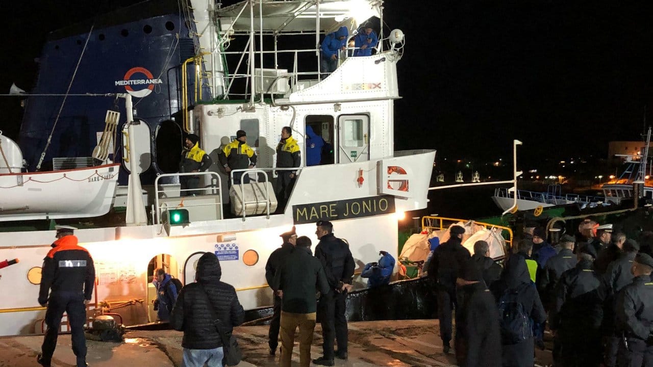 Das Schiff "Mare Jonio" dockt mit 49 Migranten an Bord im Hafen der Insel Lampedusa an, anschließend wurde es beschlagnahmt.