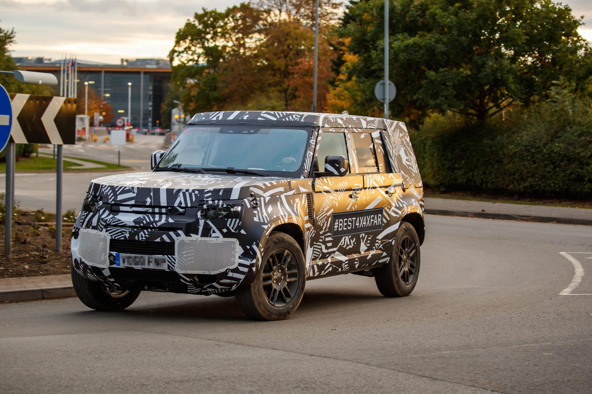 Land Rover Defender: Die Neuauflage des Offroad-Klassikers ist bislang nur getarnt zu sehen.