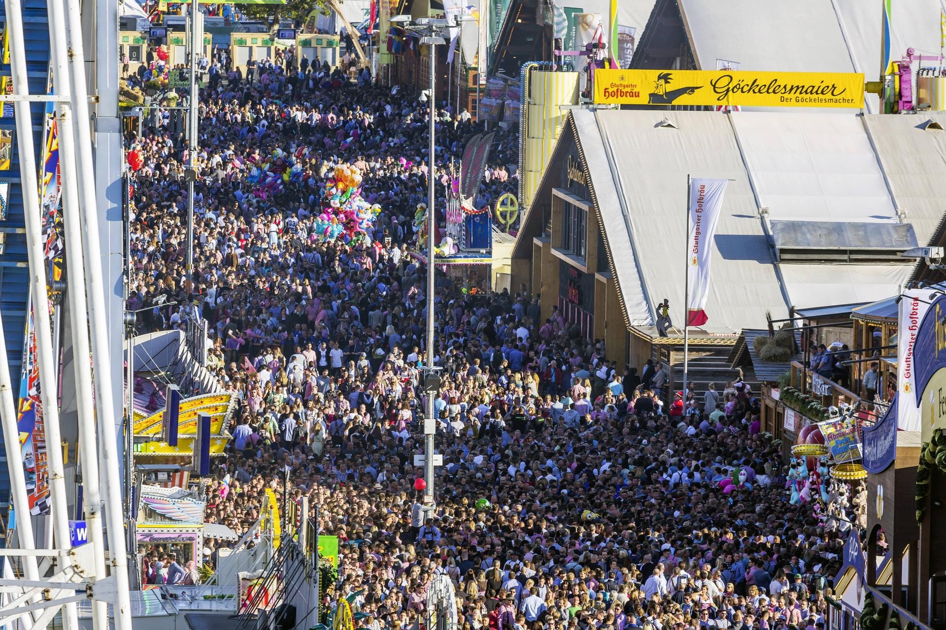 Rund vier Millionen Besucher strömen jedes Jahr auf das Stuttgarter Volksfest. Gäste können bequem mit öffentlichen Verkehrsmitteln anreisen.