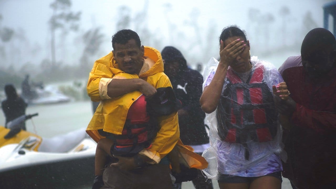 Eine Familie wird in Freeport auf den Bahamas in eine sichere Zone begleitet. Eine Familie wird in Freeport auf den Bahamas in eine sichere Zone begleitet.