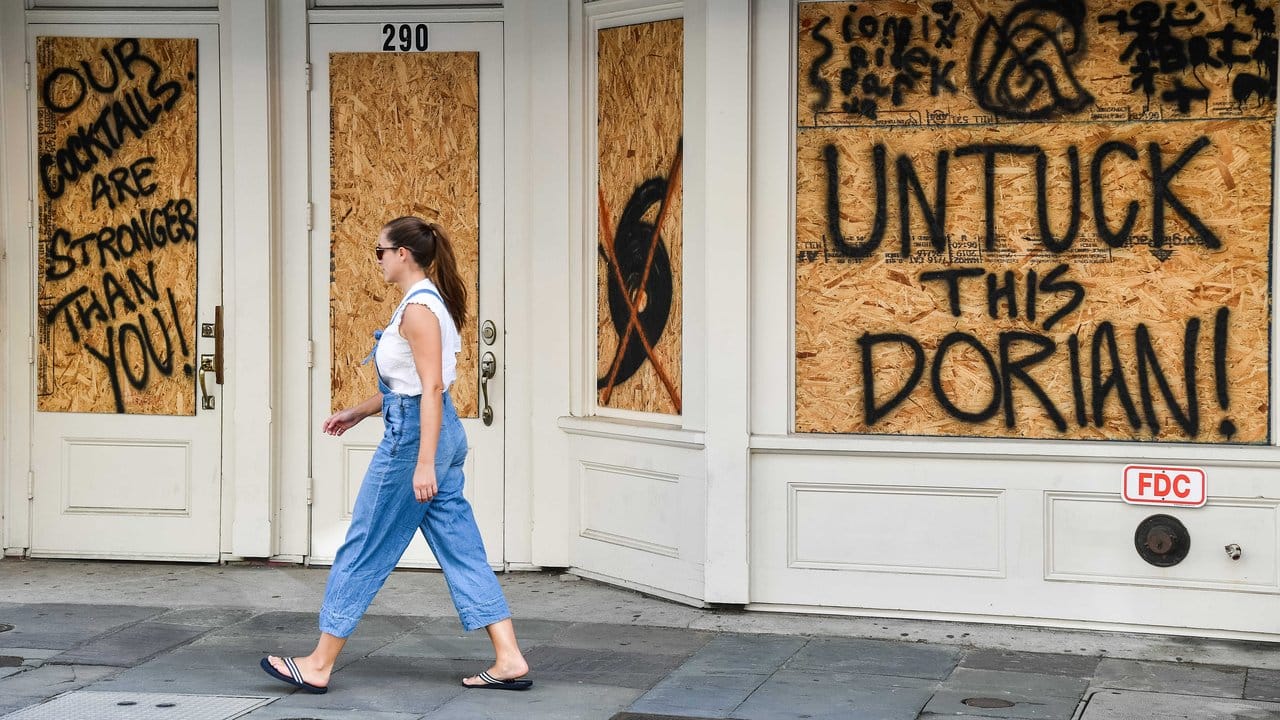 Die Schaufenster eines Geschäfts in Charleston, South Caroliona, sind mit Spanplatten vor dem heranziehenden Sturm gesichert. Die Schaufenster eines Geschäfts in Charleston, South Caroliona, sind mit Spanplatten vor dem heranziehenden Sturm gesichert.