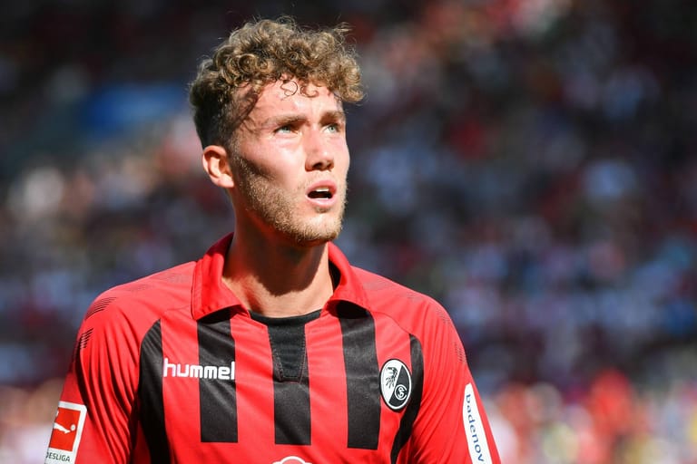 Freiburg-Profi Luca Waldschmidt stand schon in diesem Sommer bei einigen größeren Klubs hoch im Kurs: Laut "Sport Bild" sollen unter anderem Benfica Lissabon und Gladbach an einer Verpflichtung interessiert gewesen sein. Doch der Offensivspieler blieb beim SC. Das könnte sich im kommenden Sommer allerdings ändern: Denn wie die "Sport Bild" schreibt, greift dann eine Ausstiegsklausel, die im Vertrag des 23-Jährigen verankert ist. Die angeblich festgeschriebene Ablöse: 23 Millionen Euro.