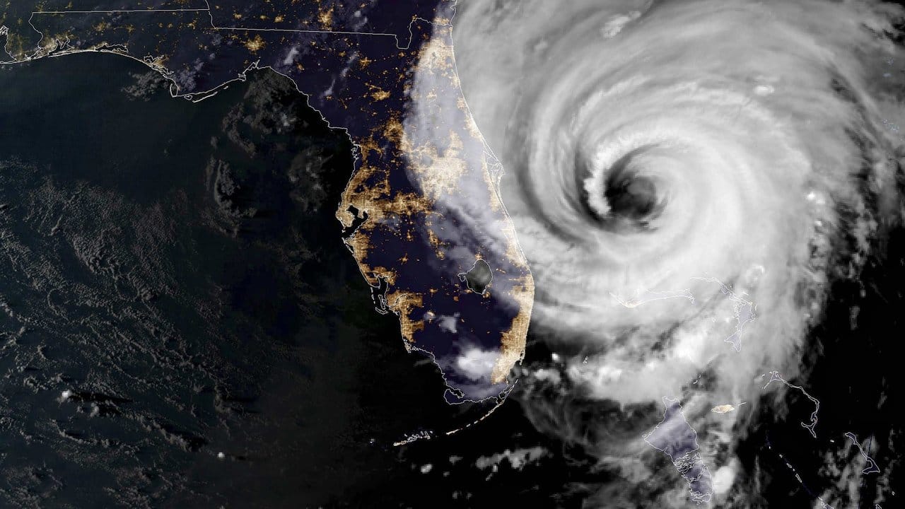Das Satellitenbild zeigt eine Nachtaufnahme des Hurrikan "Dorian" nahe der Küste Floridas. Das Satellitenbild zeigt eine Nachtaufnahme des Hurrikan "Dorian" nahe der Küste Floridas.
