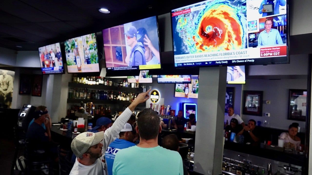 Gesprächsthema: In einer Bar in Palm Beach beobachten Gäste das Herannahen des Hurrikans auf den TV-Bildschirmen. Gesprächsthema: In einer Bar in Palm Beach beobachten Gäste das Herannahen des Hurrikans auf den TV-Bildschirmen.