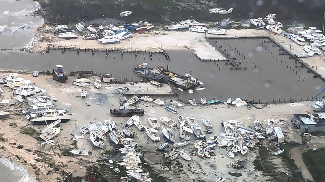 Verwüstung in einem Yachthafen, nachdem "Dorian" auf den Bahamas schwere Schäden angerichtet hat. Verwüstung in einem Yachthafen, nachdem "Dorian" auf den Bahamas schwere Schäden angerichtet hat.