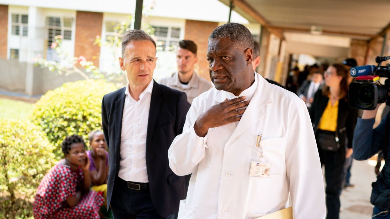 Außenminister Heiko Maas und Denis Mukwege besichtigen das Krankenhaus des Friedensnobelpreisträgers.