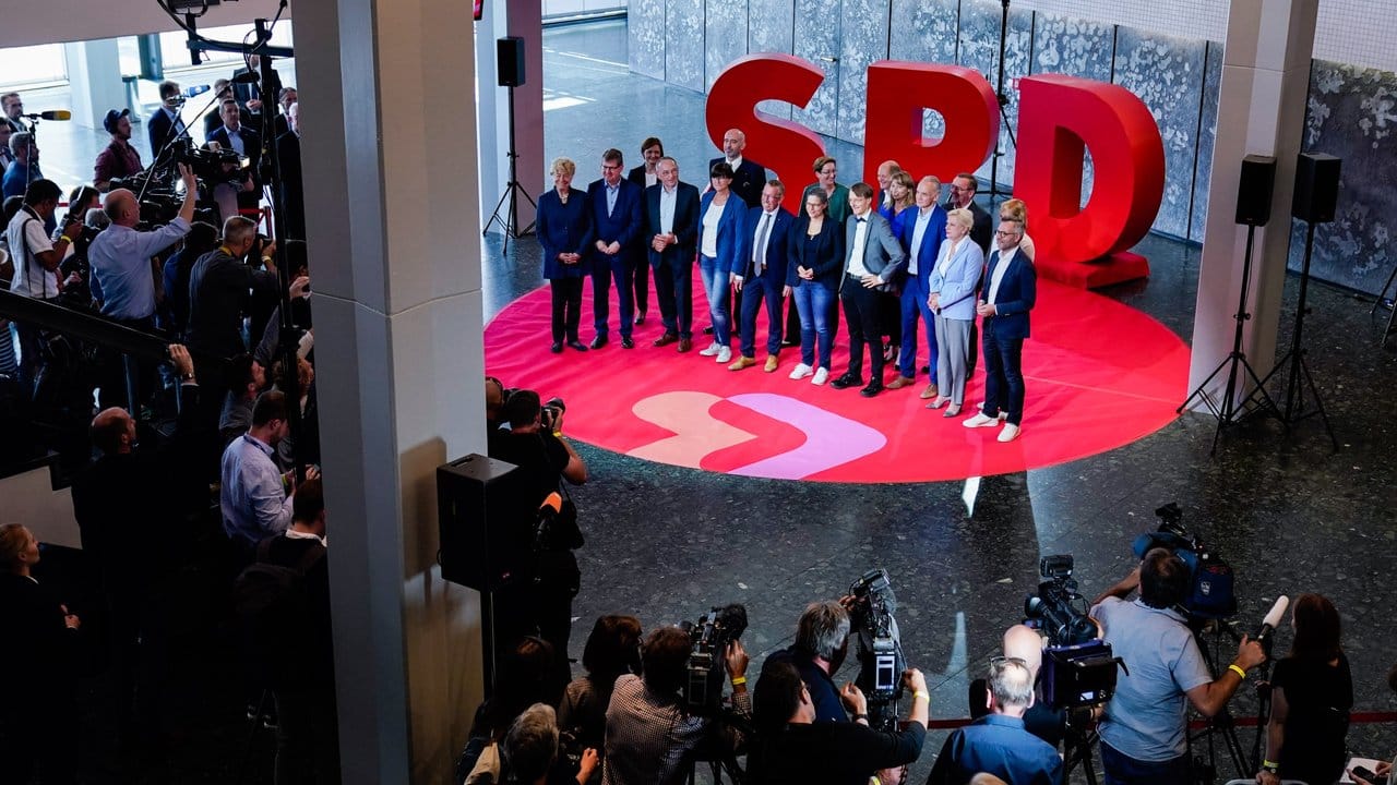 Die Kandidaten für den SPD-Vorsitz präsentieren sich den Medien. Die Kandidaten für den SPD-Vorsitz präsentieren sich den Medien.