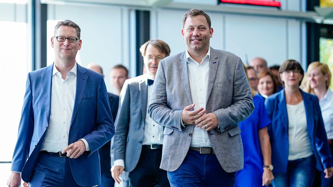 Thorsten Schäfer-Gümbel, kommissarischer SPD-Vorsitzender, und Lars Klingbeil, SPD-Generalsekretär, begrüßen die Kandidaten in Saarbrücken. Thorsten Schäfer-Gümbel, kommissarischer SPD-Vorsitzender, und Lars Klingbeil, SPD-Generalsekretär, begrüßen die Kandidaten in Saarbrücken.