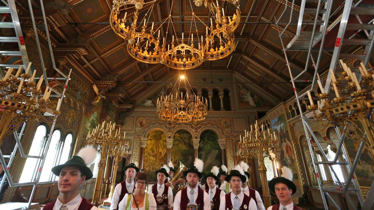 Mitglieder der Denklinger Musikkapelle im teilweise eingerüsteten Sängersaal.