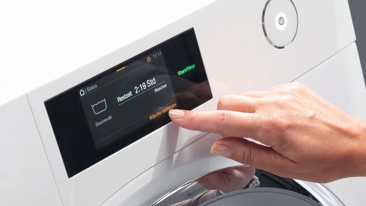 Mieles neue Waschmaschinen lassen sich künftig im laufenden Betrieb auf Pause stellen, um vergessene Kleidungsstücke nachzulegen.