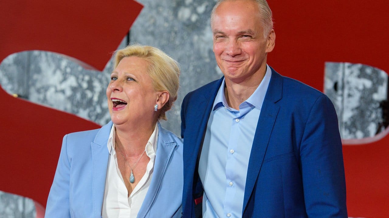Hilde Mattheis, Bundestagsabgeordnete, und Dierk Hirschel, Gewerkschaftssekretär bei Verdi. Hilde Mattheis, Bundestagsabgeordnete, und Dierk Hirschel, Gewerkschaftssekretär bei Verdi.