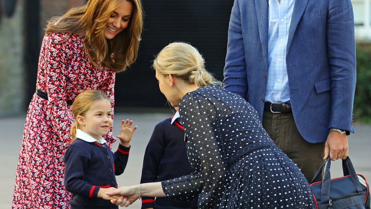 Helen Haslem, Leiterin der Unterstufe der Schule "Thomas's Battersea", begrüßt Prinzessin Charlotte.