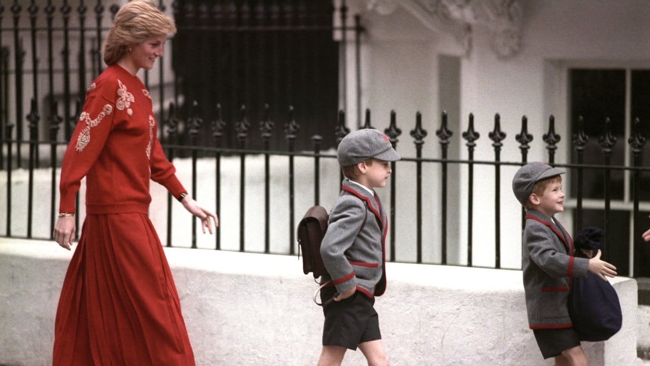 Anno 1989: Prinz William und Prinz Harry gehen an Harrys erstem Schultag in Begleitung ihrer Mutter Diana, Prinzessin von Wales, zur Schule.