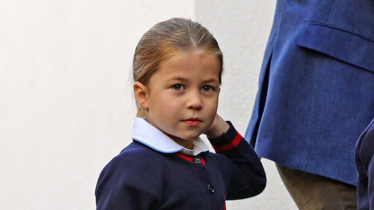 Prinzessin Charlotte in ihrer dunkelblauen Schuluniform.
